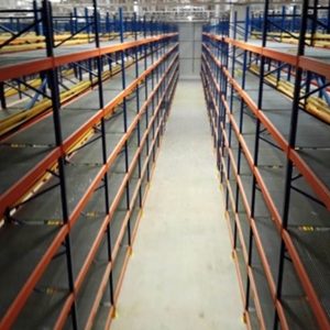 Bina zemini Yükleme hesaplamaları Kullanıcı, rafların kurulacağı zeminin uygunluğunun teyidi için sorumludur. Standart yük tablosuna göre zemin, en az 120 mm kalınlığında ve en az C16/20 (ref. EC2) sınıfı dayanıklılığına sahip katı betondan oluşmalıdır. Eğer zemin başka bir özel maddeden yapılıysa, bu durum tedarikçiye bildirilmelidir ve ona göre özel yaklaşım gerektirir. Özel karakteristikler Kullanıcı gerekli bilgileri sağlamalıdır: -   Katı beton ya da diğer malzeme. -   Üst mastarlı veya mastarsız. -   Mastarın kalınlığını. -   Beton kalitesi veya sınıfı ve kalınlığı. -   Metal parçaları bozabilecek “magnezit” gibi katkıların kullanılması -   Sağlamlaştırıcı (destek) bariyerlerin (parmaklık) ölçüleri ve yerleşimi -   Bütün genişleme bağlantıların yerleşimleri. -   Bütün boru ve kabloların yerleşimi. Zemin düzlüğü Zemin düzlüğü, Raf sistemine bağlı olarak (geniş koridor, dar koridor, çok dar koridor, Drive-In raflarda 8 m’ye kadar yükseklikte  1. Sınıf beton, 8 m’yi aşan raflarda 2. Sınıf beton önerilmektedir. Zemin yüzeyi derecesi – 1. Sınıf  (normal sınıf zeminleri) FEM 10.3.01 belgesinde 1. Sınıf zeminleri için 5.1 tablosu, 2. Sınıf zeminleri için 5.2 tablosu verilmiştir: 1 x 1 m ölçülerinde olan ızgara için:    tüm ölçülerin %95 için ≤ 4 mm Tüm ölçülerin %100 için ≤ 5 mm 3 x 3 m ölçülerinde olan ızgara için:    tüm ölçülerin %95 için ≤ 8 mm Tüm ölçülerin %10 için  ≤ 9 mm Zemin yüzeyi derecesi – sınıf I1 (yüksek dereceli zeminler) : 1 x 1 m ölçülerinde olan ızgara için:    tüm ölçülerin %95 için ≤ 2.5 mm tüm ölçülerin %100 için ≤ 3 mm 3 x 3 m ölçülerinde olan ızgara için:    tüm ölçülerin %95 için ≤ 6 mm tüm ölçülerin %100 için ≤ 7 mm Eğimli zeminde en yüksek nokta ile en düşün nokta arasındaki azami sapma 1/1000’i aşmamalıdır. Aziz DAĞ Makina Mühendisi Depo Raf Sistemleri Mühendislik Danışmanınız… HESAP MÜHENDİSLİK AZİZ DAĞ HESAP MÜHENDİSLİK MARKET RAFSTATİK RAFHESAP RAFSİST SANAYİ VE TİC. LTD. ŞTİ. RAFKON DEPO RAF SİSTEMLERİ VE MÜHENDİSLİK DANIŞMANLIK HİZMETLERİ ANONİM ŞİRKETİ